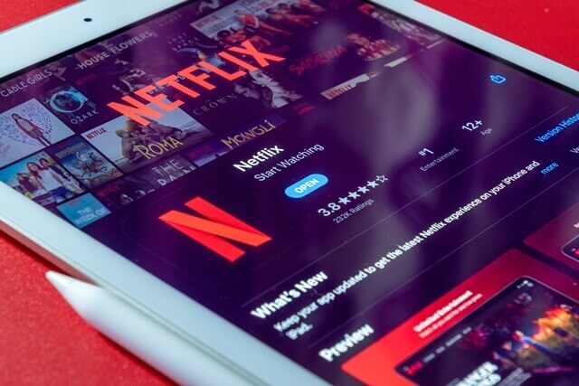Netflixのアカウントを共有する方法と注意点を解説！